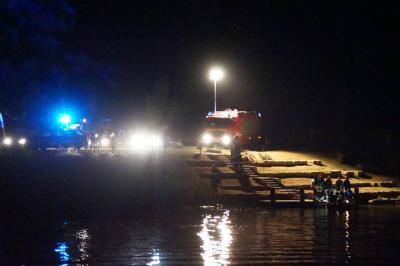 Naechtlicher Wasserrettungseinsatz auf dem Neckar: Mann treibt im Neckar bei Marbach